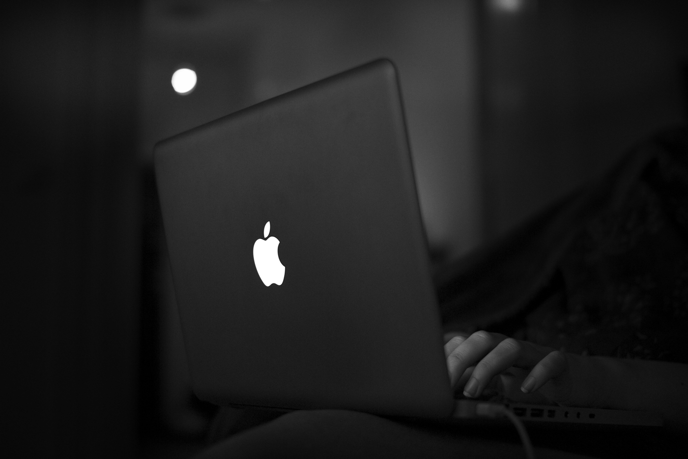 cerny macbook s jablkem